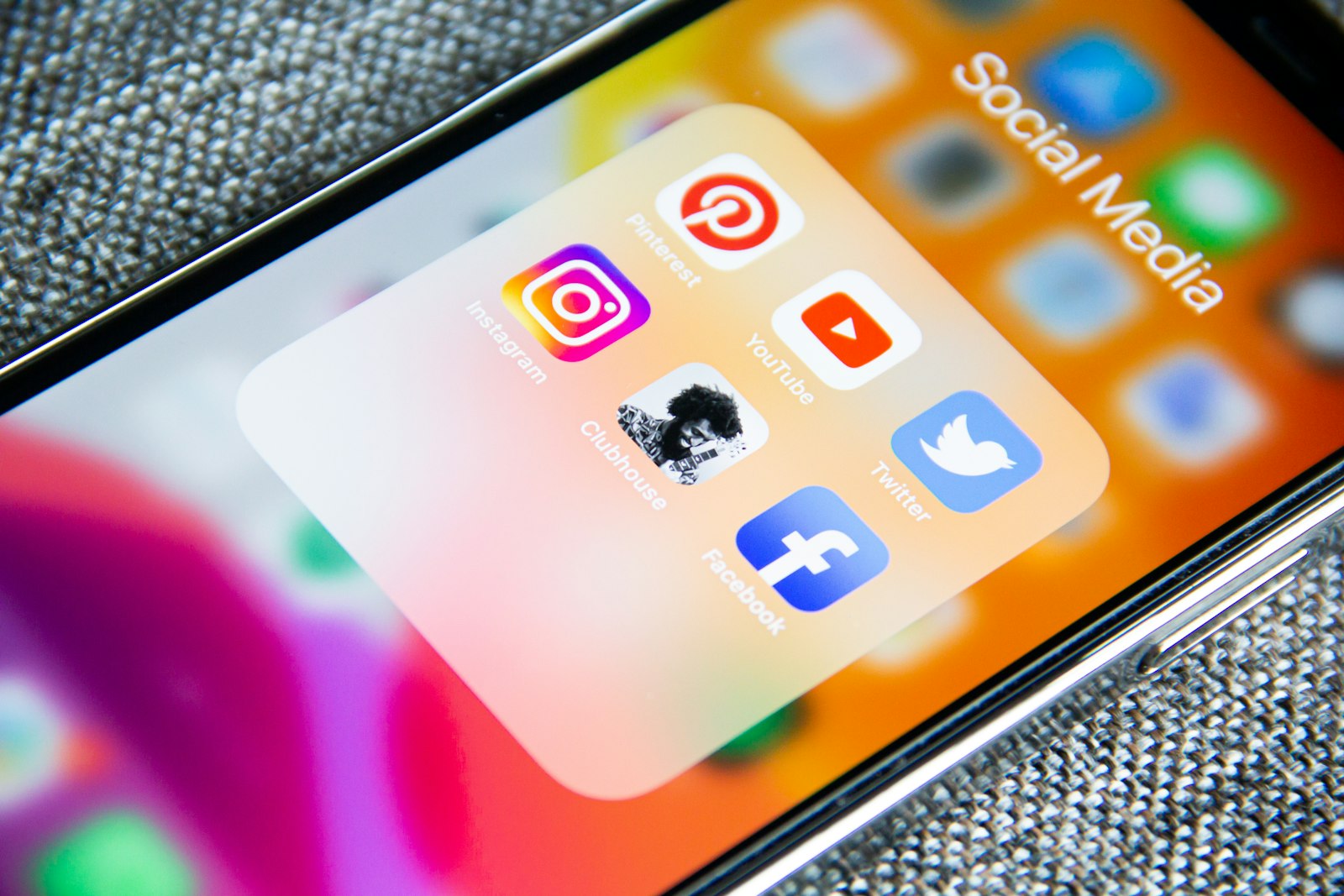 Telefon ekranında sosyal medya uygulamaları