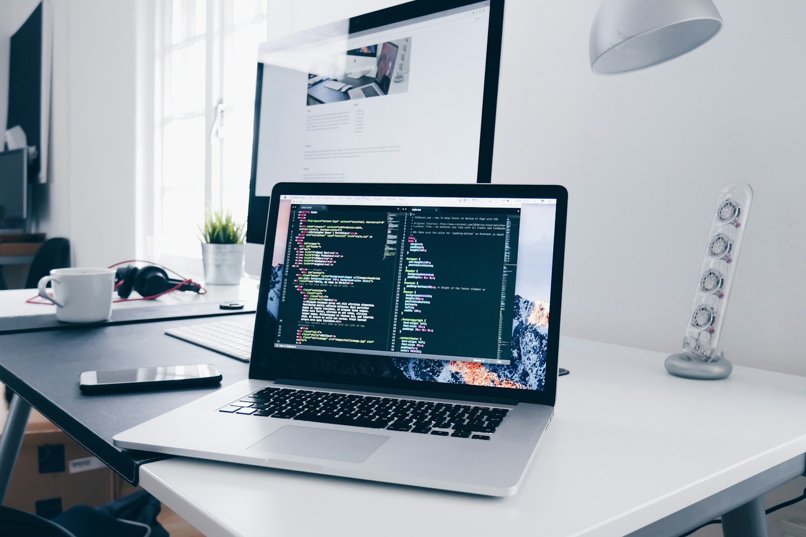 Dizüstü bilgisayarda web sitesi kodu